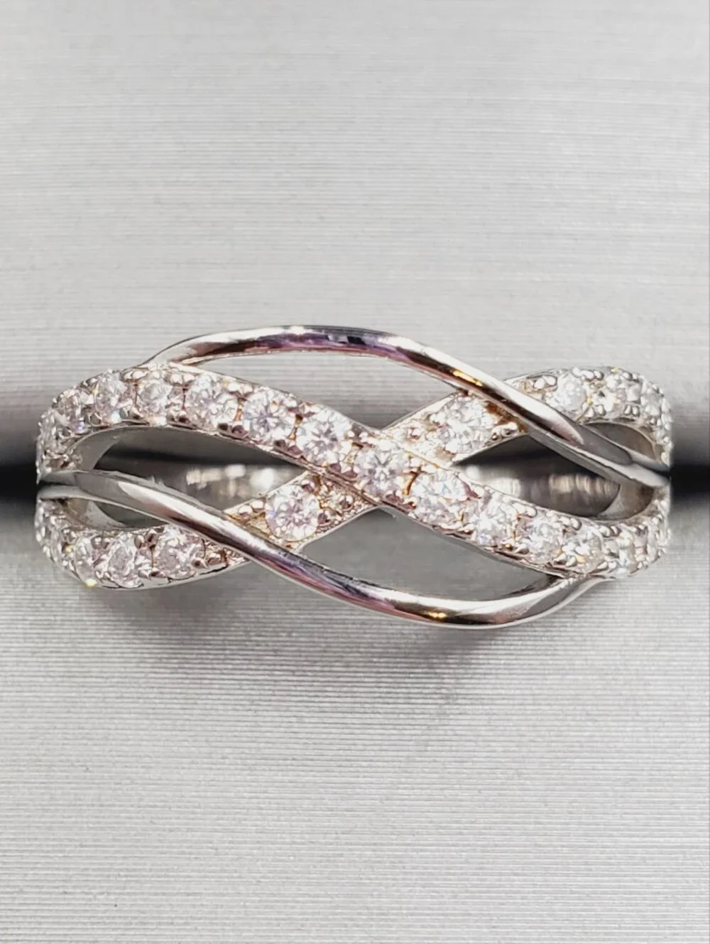 Round Cut Moissanite 925 Sterling Silver Infinity Twist Crossover Ring